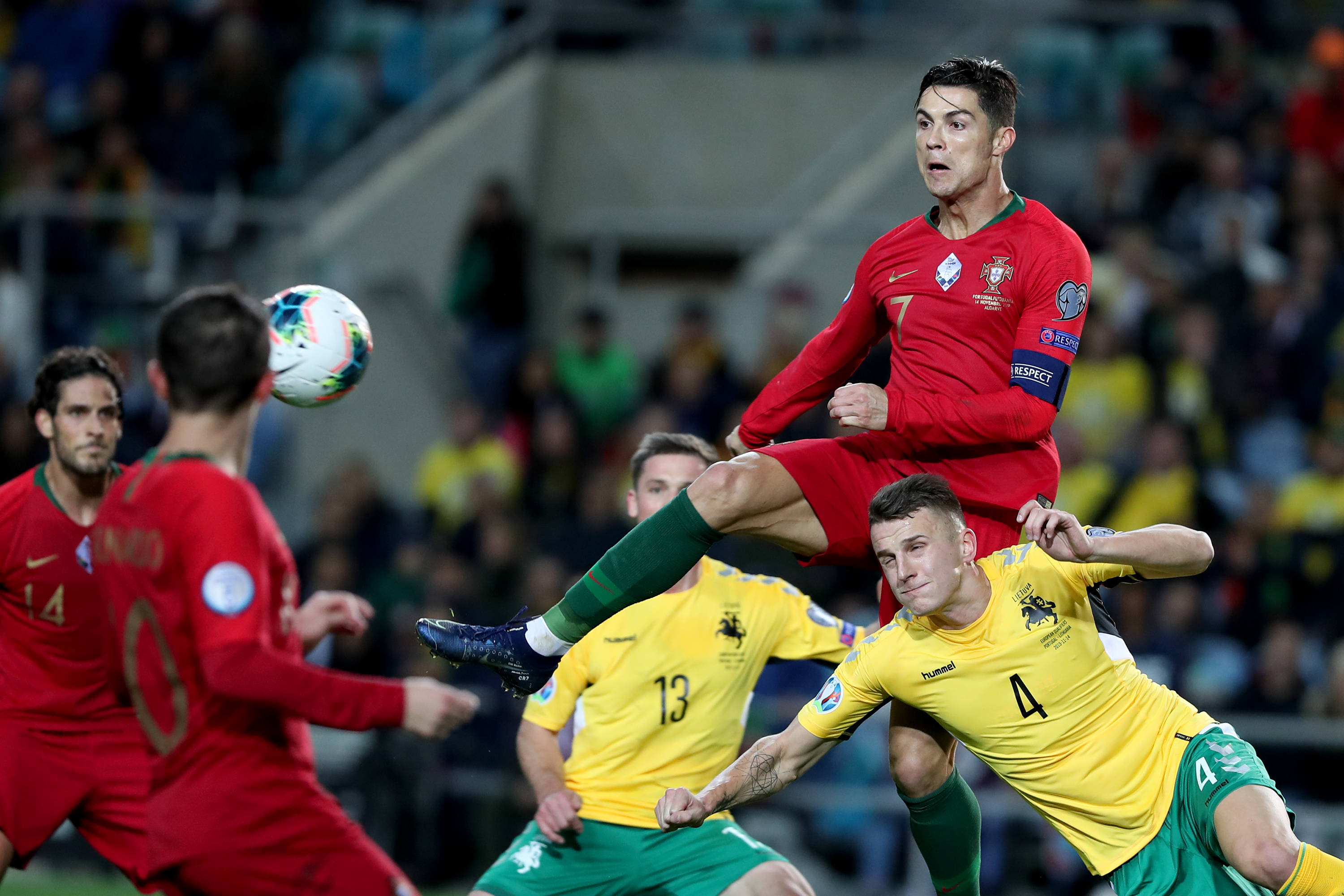 欧洲杯预选赛紧张进行，备战冠军之路的简单介绍