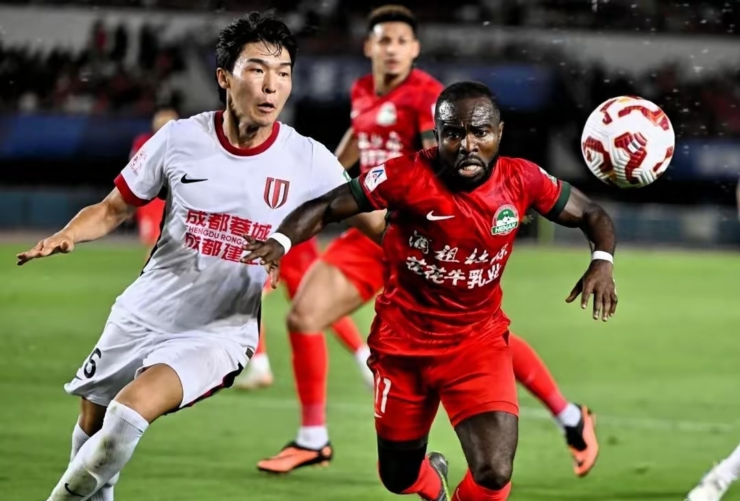 中超赛场上演双雄对决,现场气氛燃烧 中超赛场上演双雄对决,现场气氛燃烧