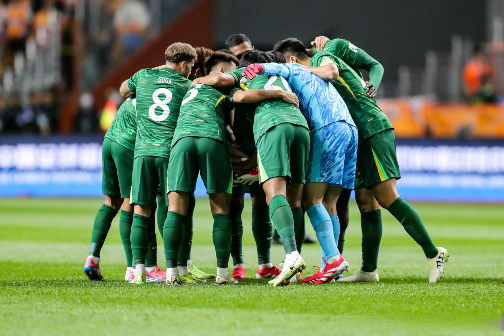 中超赛场上演双雄对决,现场气氛燃烧 中超赛场上演双雄对决,现场气氛燃烧