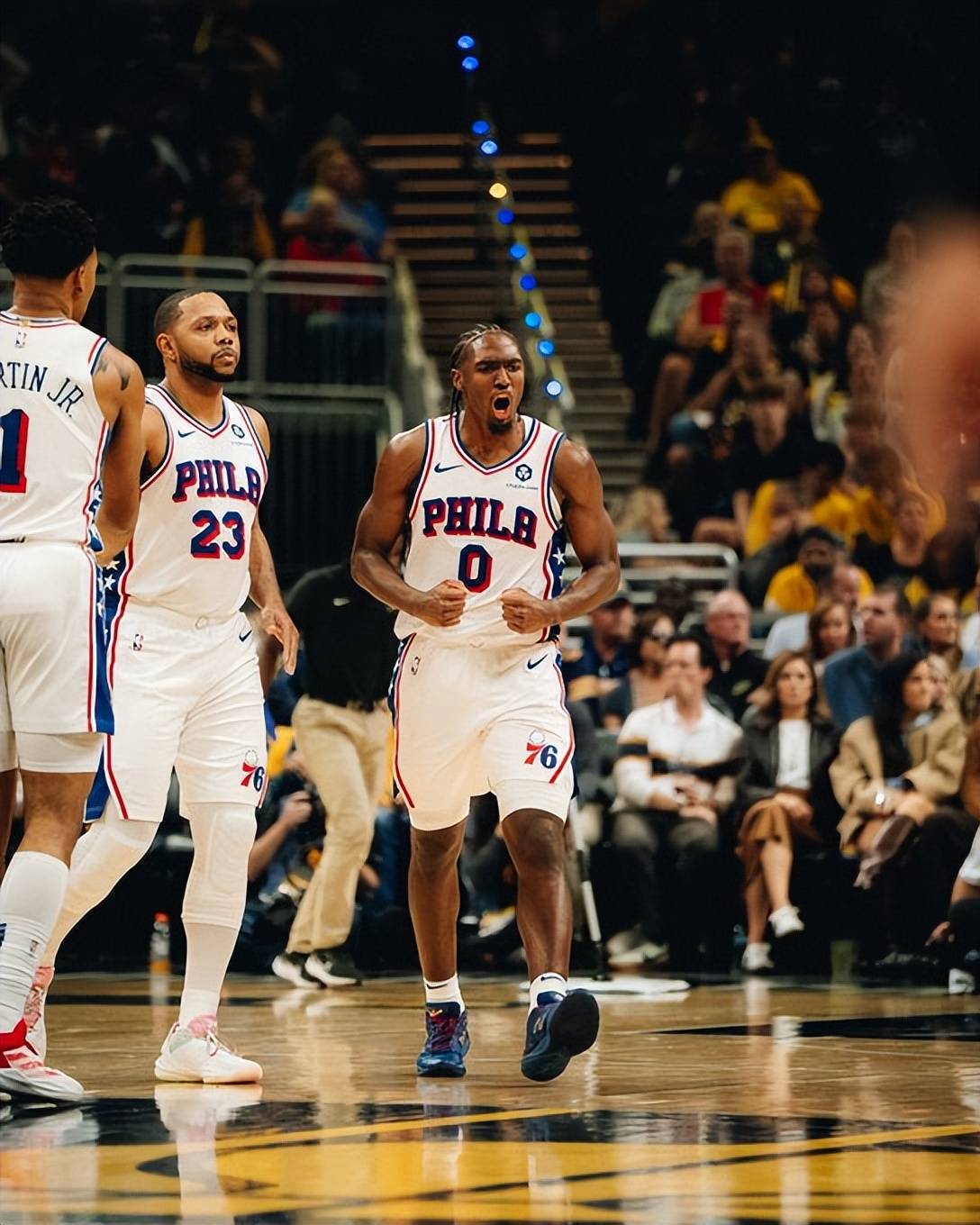 骑士在主场赢得激烈比赛，乔治闪耀全场