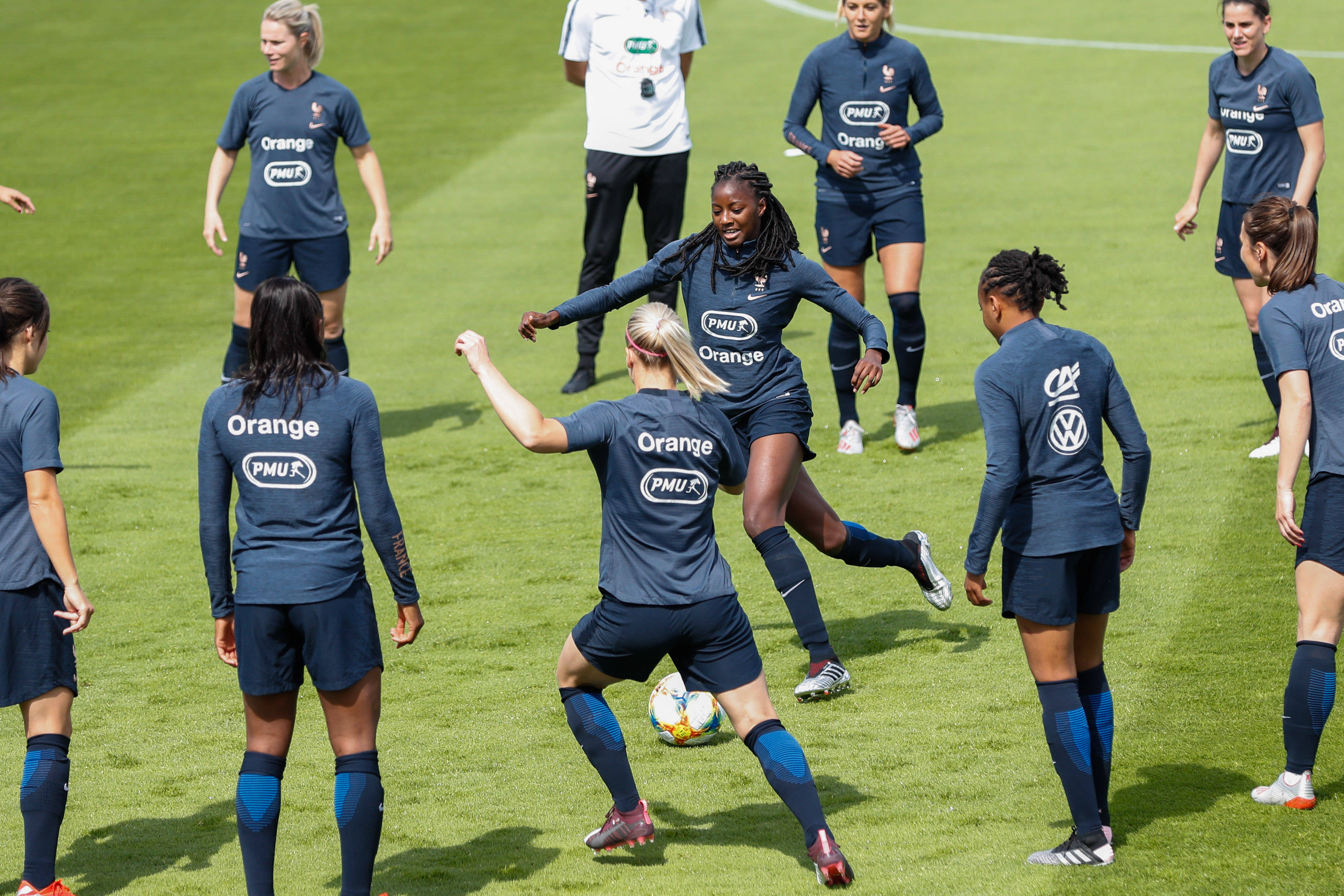 巴西队在女足比赛中展现团队合作