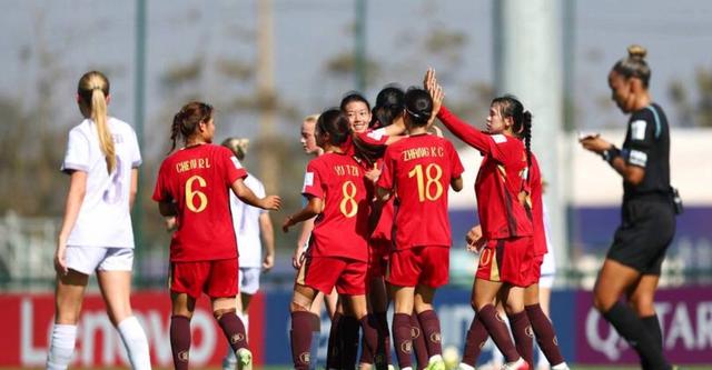 巴西队在女足比赛中展现团队合作