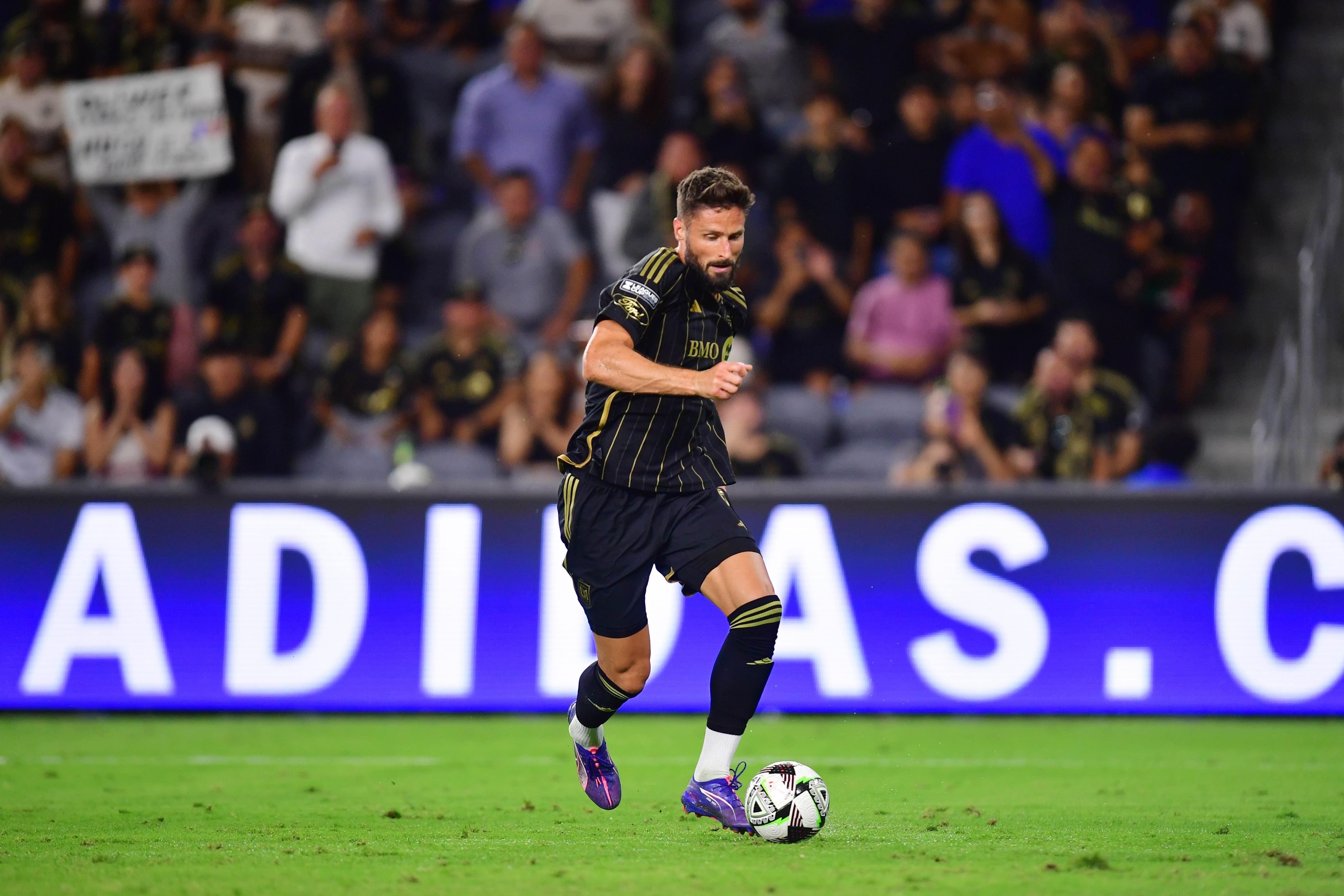 沙尔克主场击败斯图加特,取得三分 沙尔克主场击败斯图加特,取得三分