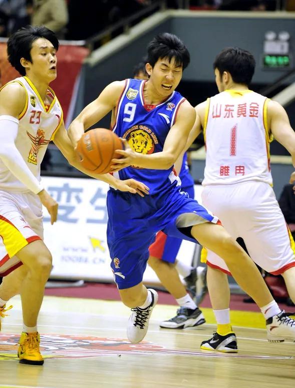 新一轮较量即将展开，球队集结战斗