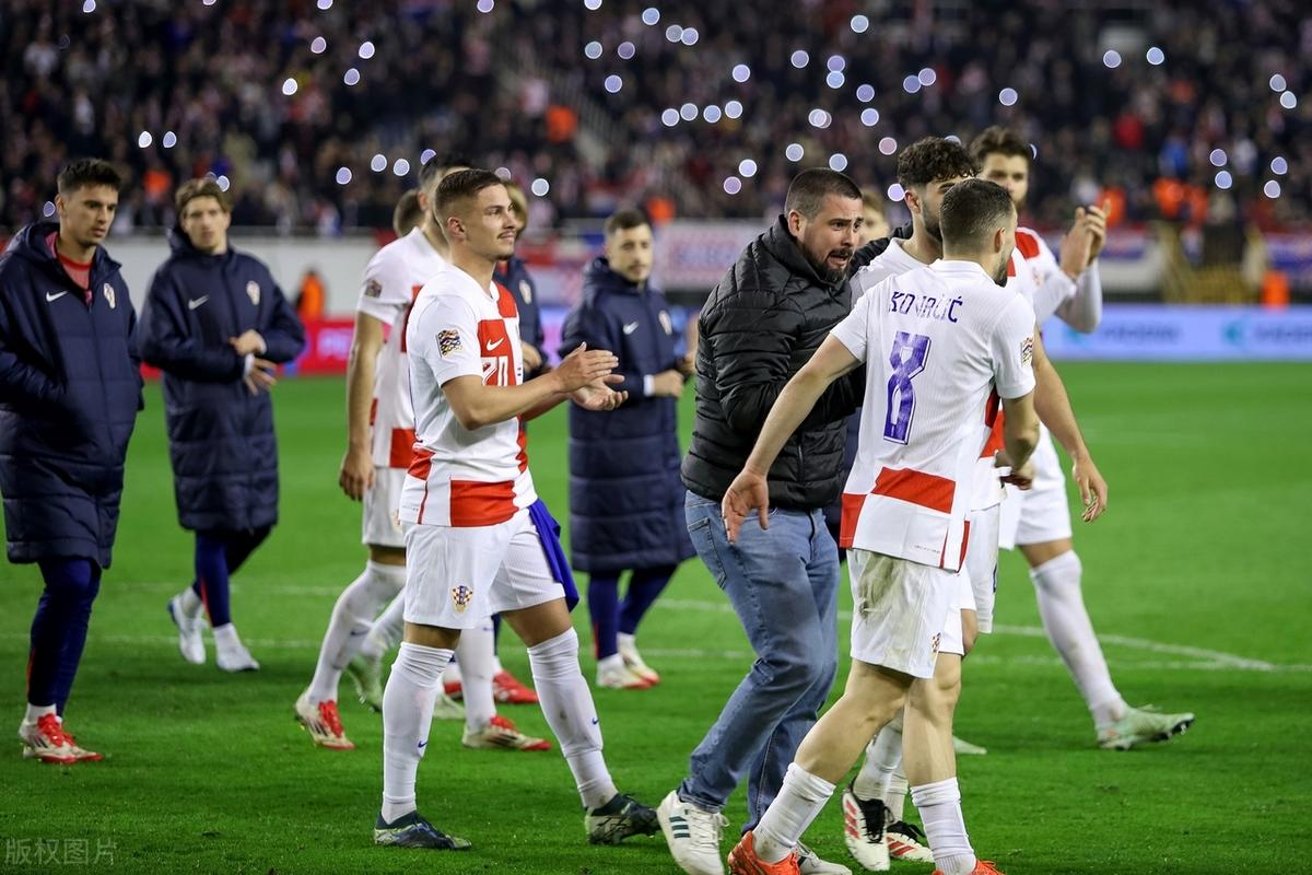 法国队在欧国联决赛前夕备战