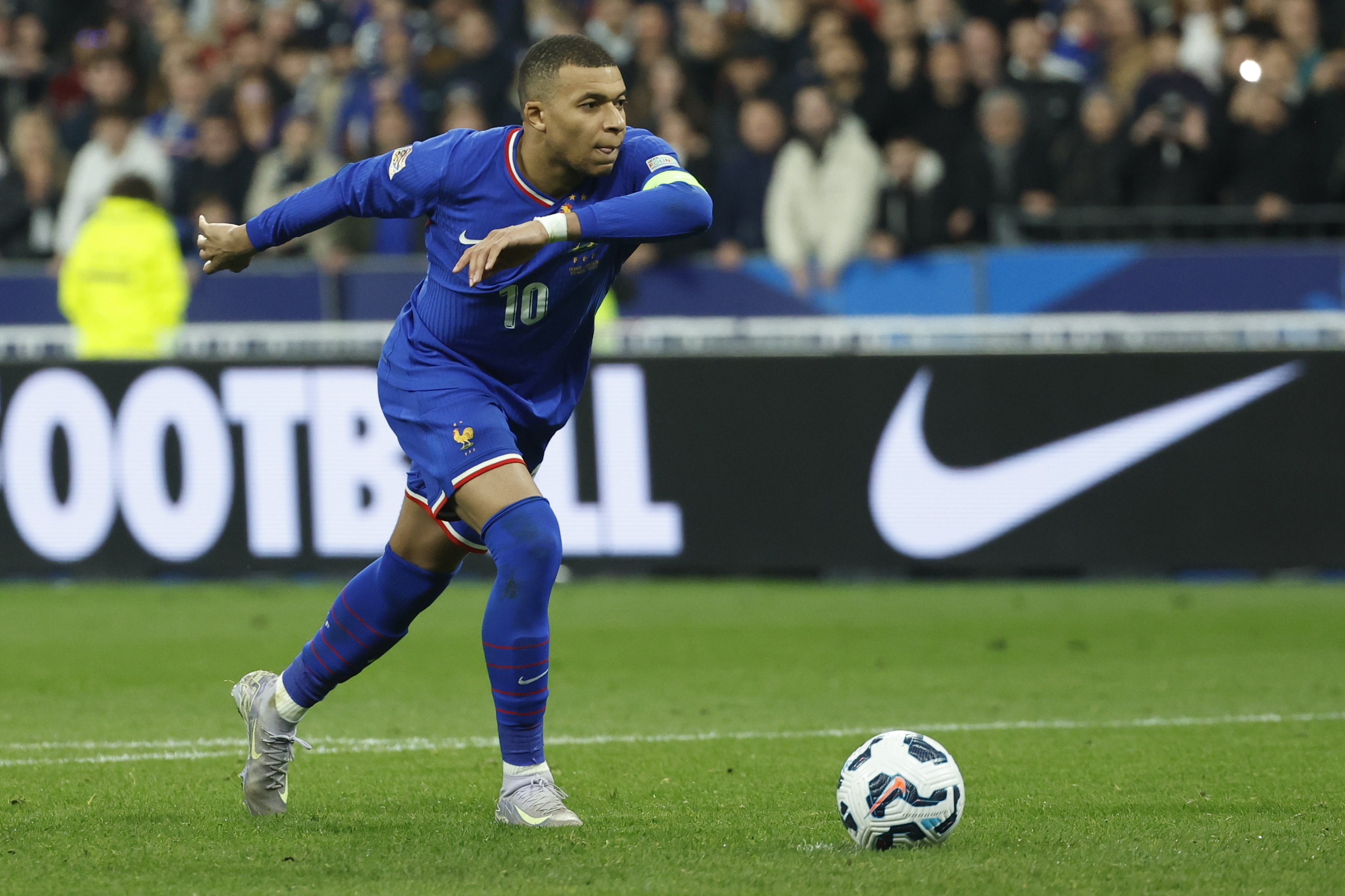 法国队在欧国联决赛前夕备战