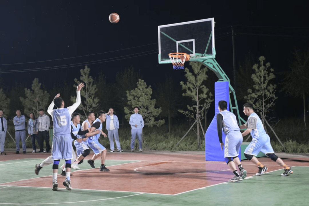 团队配合默契，篮球赛事展现精彩