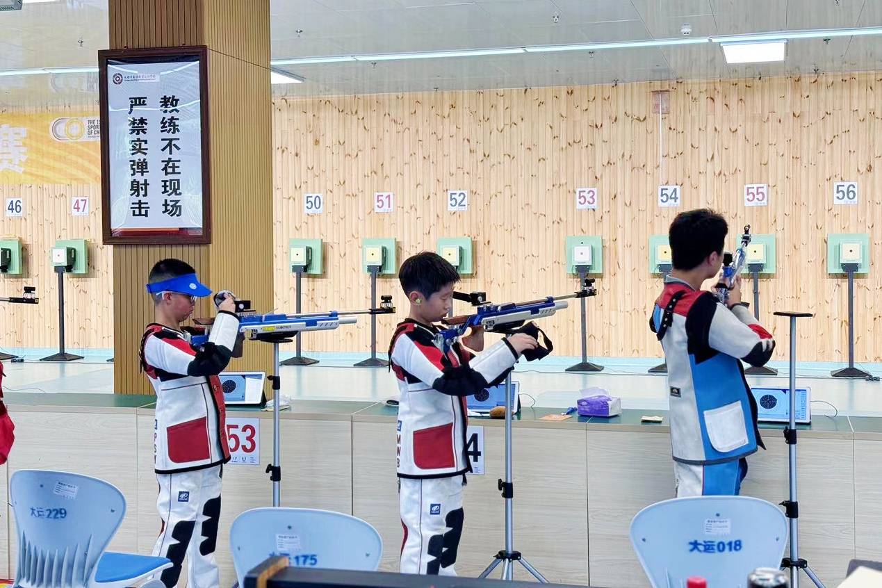 包含射击比赛中选手操萎靶如疾风获得金牌的词条