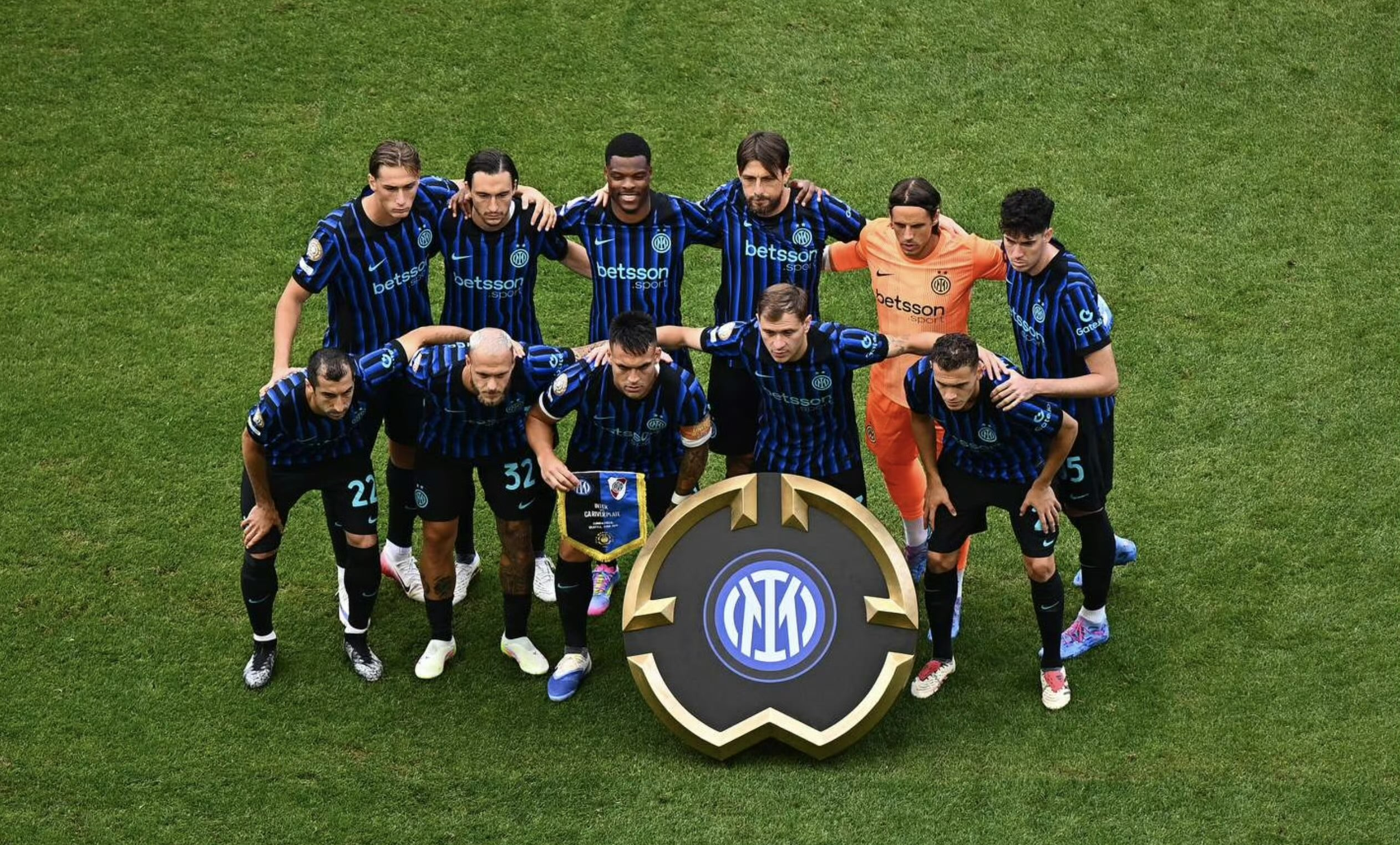 国际米兰取得关键胜利，重返榜首