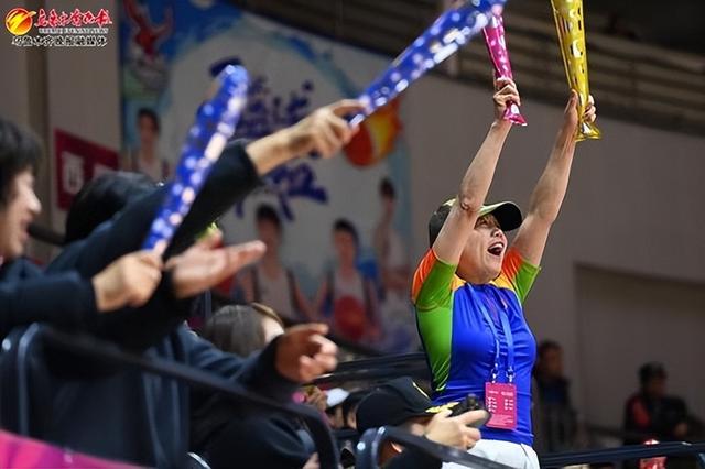 包含观众席上的球迷们充满激情，为自己心爱的球队加油呐喊的词条