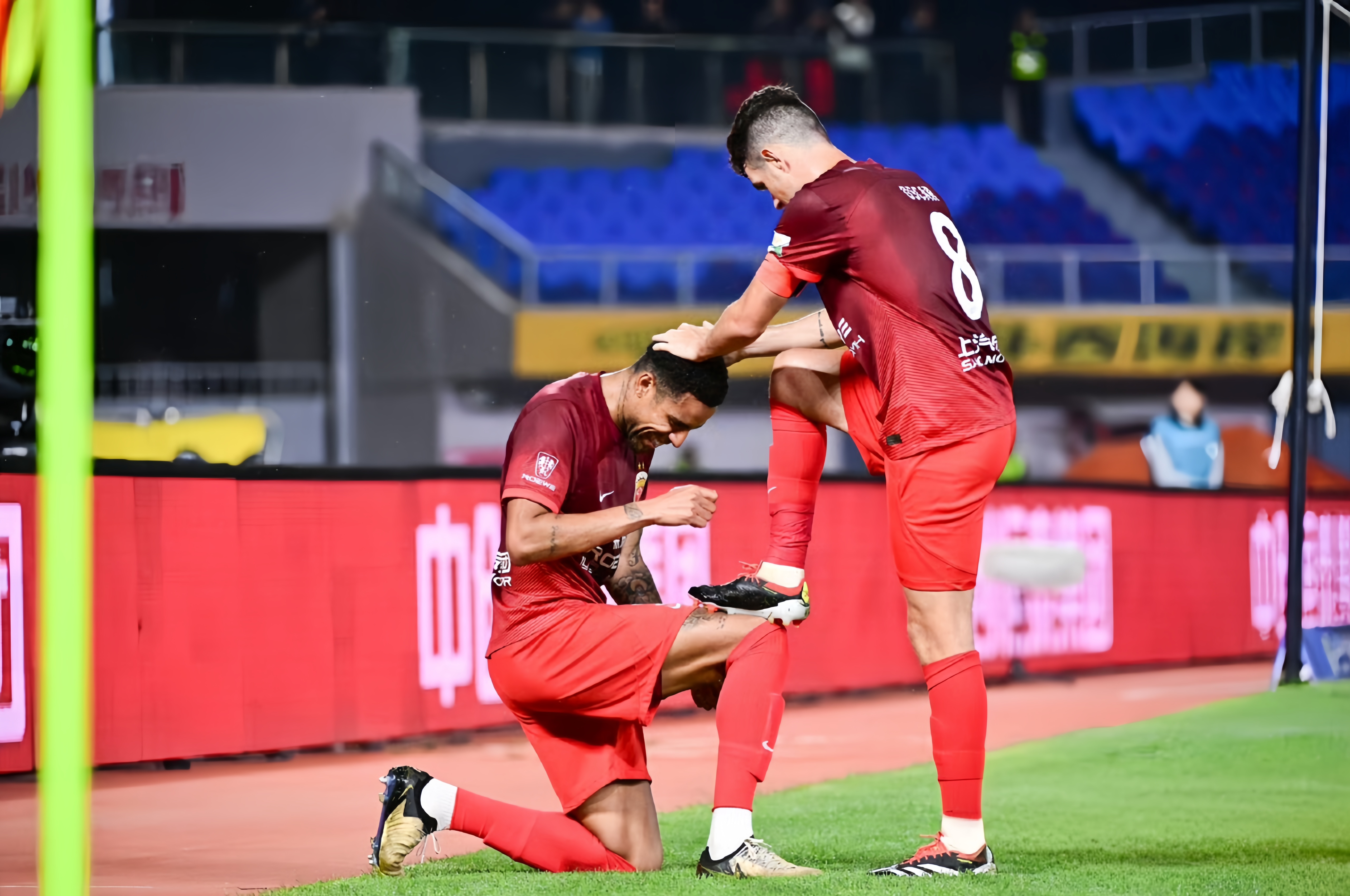 看球赛激烈对决，观众尖叫声震撼全场