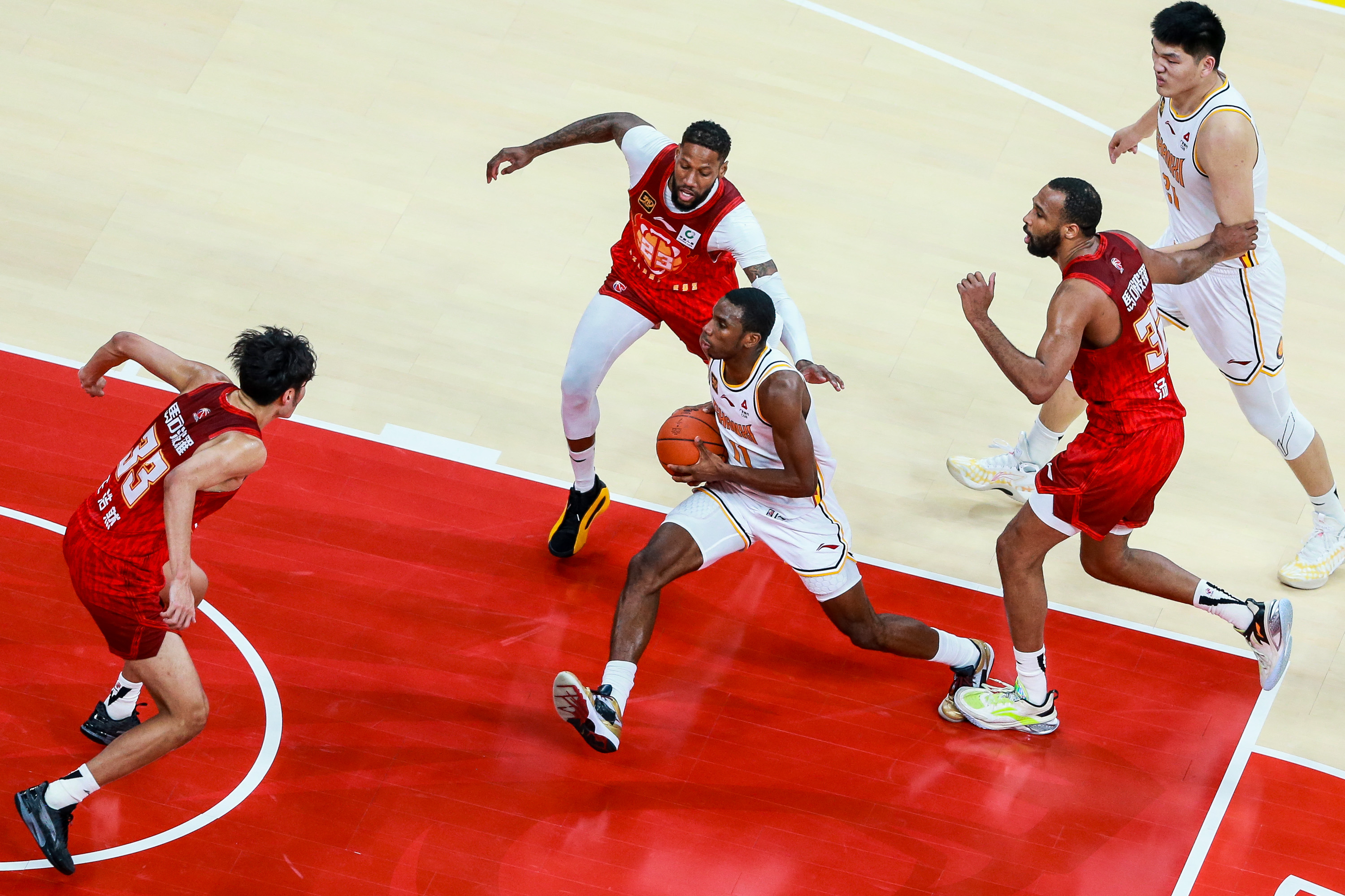 看球赛激烈对决，观众尖叫声震撼全场