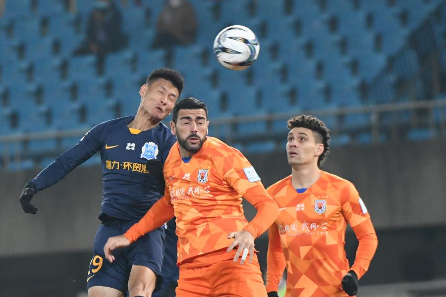 包含富力逆转力挫鲁能，主场胜利追赶积分榜保持稳定的词条