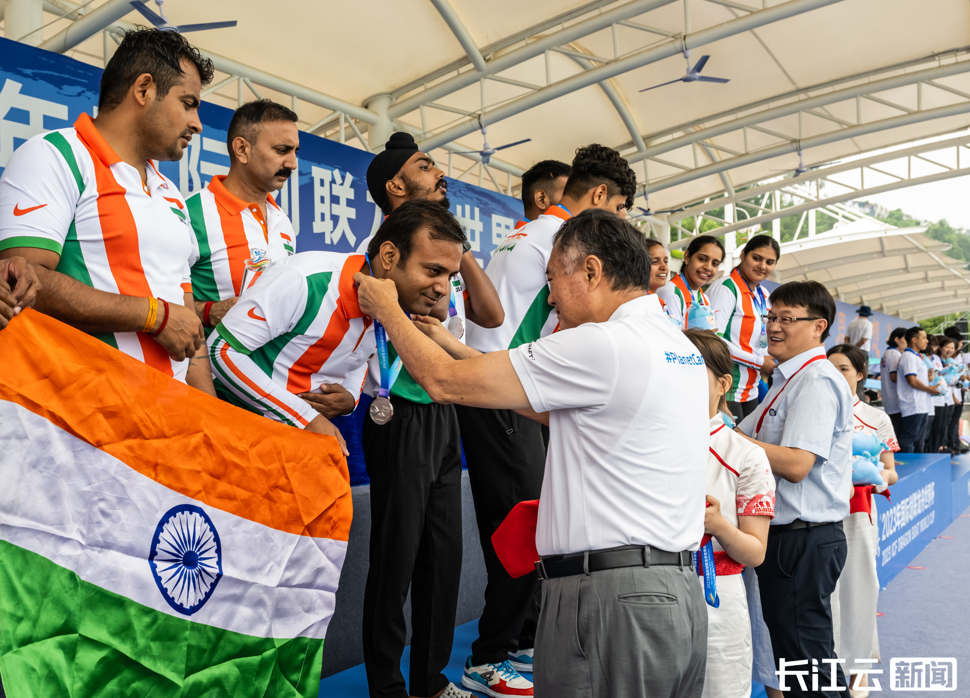 包含印度羽毛球队鏖战丹麦羽毛球队，谌龙三分雨点燃全场的词条