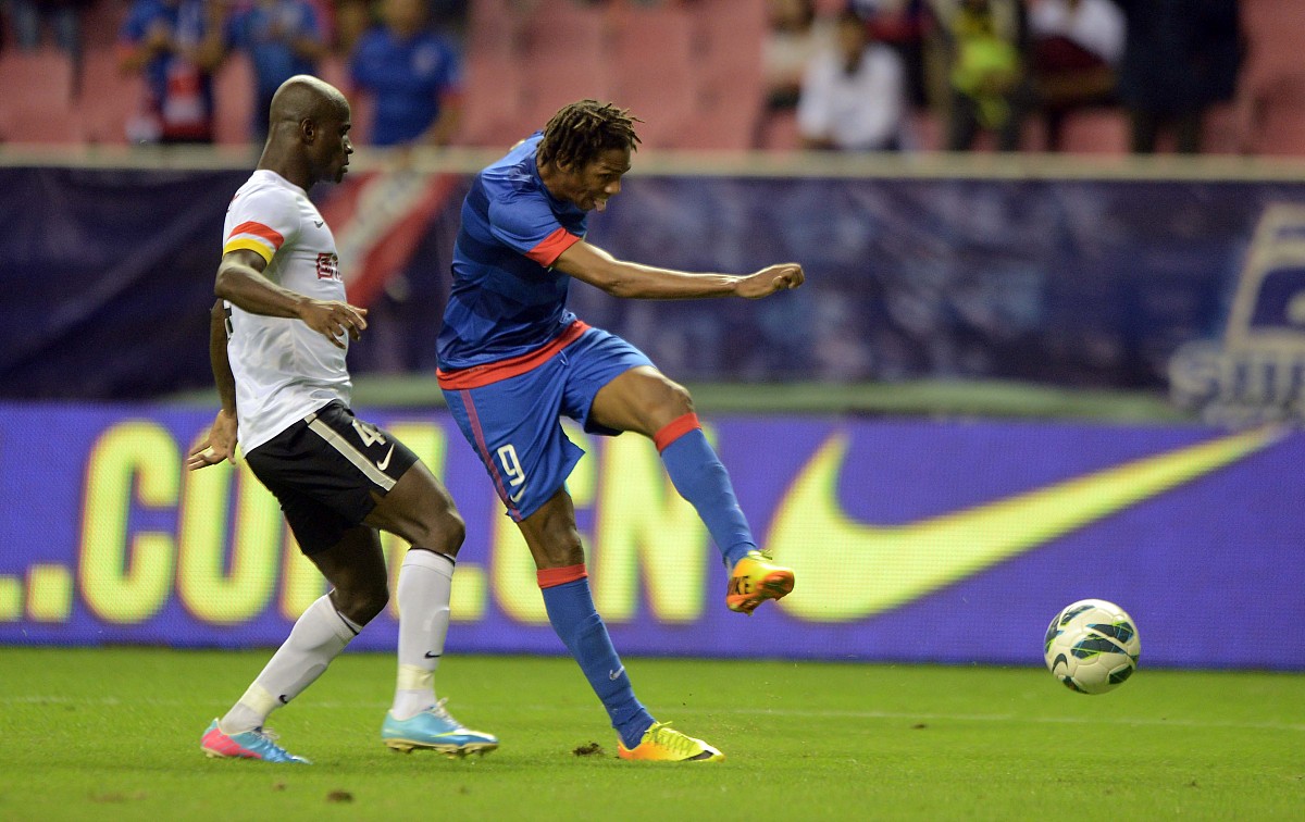 夏尔勒罗瓦前锋连续进球，帮助球队击败对手