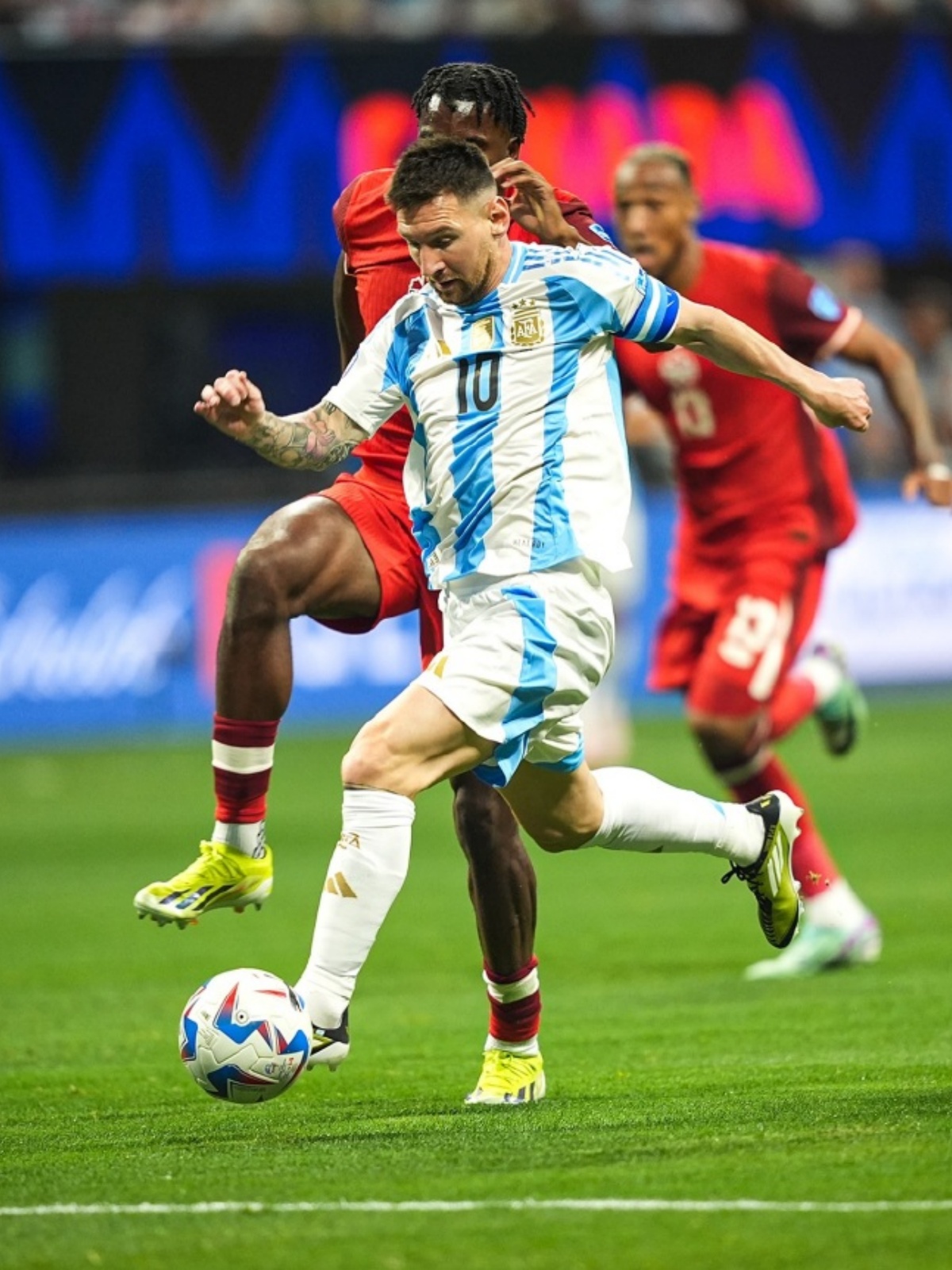 包含阿根廷队客场胜利，士气腾飞提升的词条