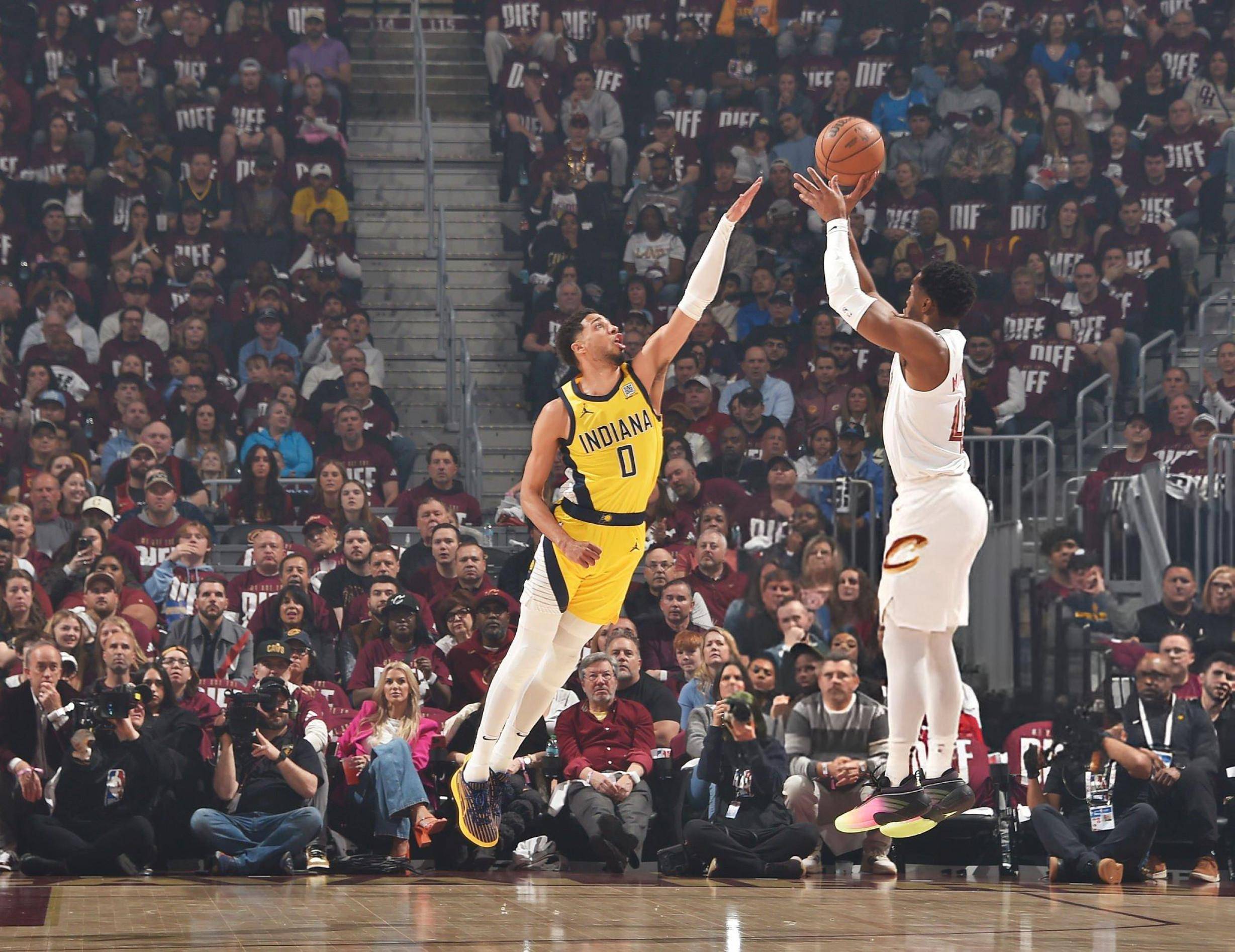 包含步行者横扫魔术，汉密尔顿统治全场的词条