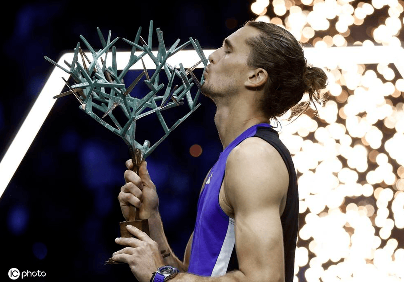 世界网球队鏖战法国网球队，兹维列夫制霸全场的简单介绍